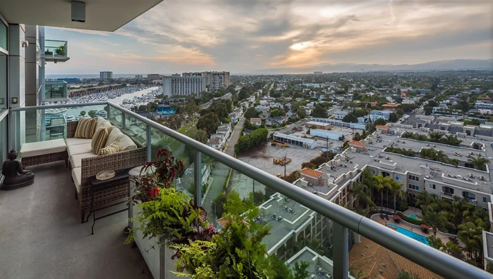 13700 Marina Pointe Dr #1706